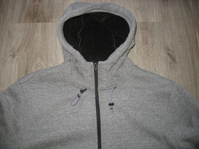 GILET GRIS A CAPUCHE "QUIKSILVER" - TAILLE S - n°01 Gilet gris épais à capuche - Doublure noire tou - photo numéro 2