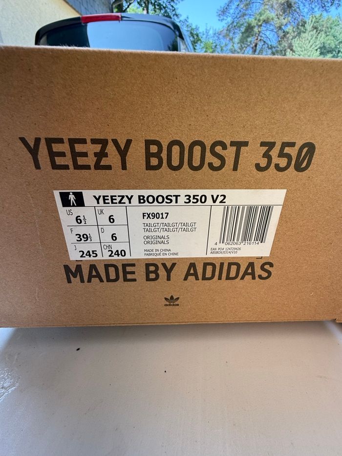 Yeezy 350 v2 - photo numéro 2