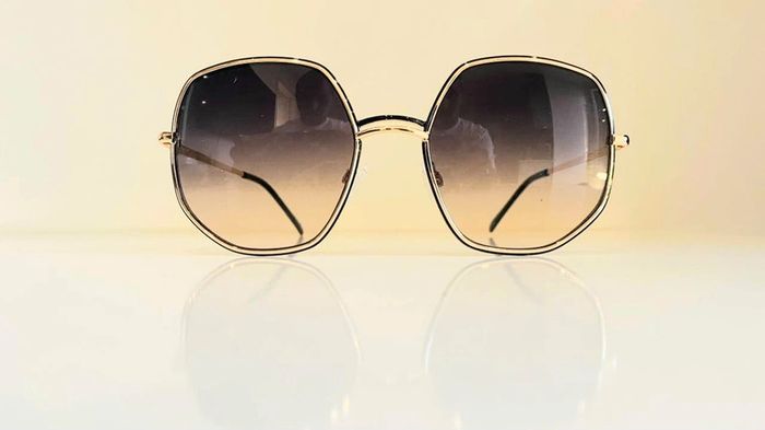 Lunette de soleil femme métallique dorée et noire verres dégradés uvprotection catégorie 2 - photo numéro 2