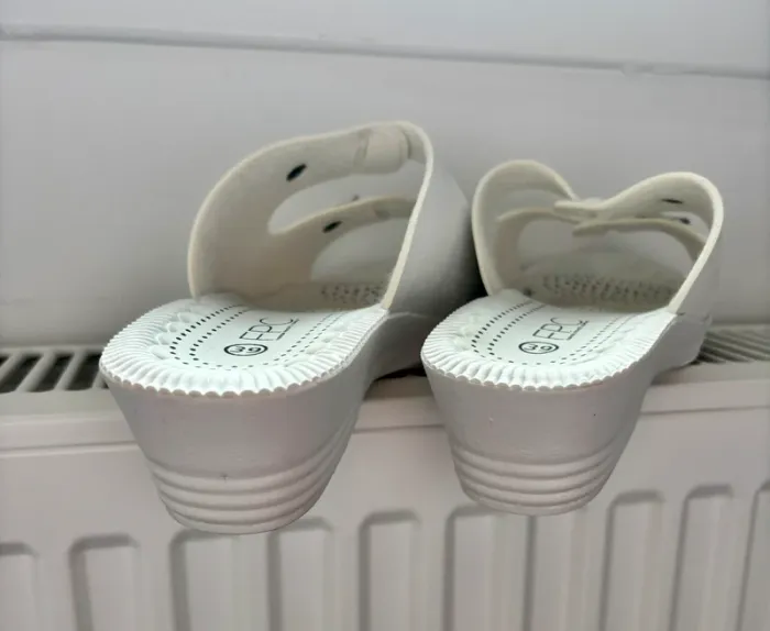 Claquettes neuves blanche taille 39 - photo numéro 8