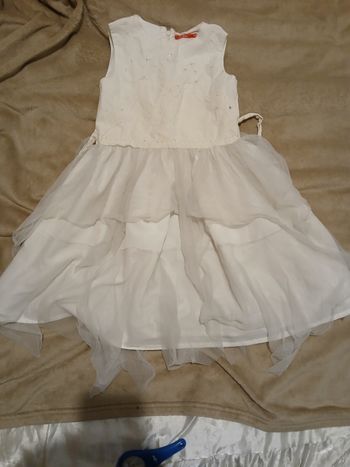Robe blanche broderie et  paillettes  8ans