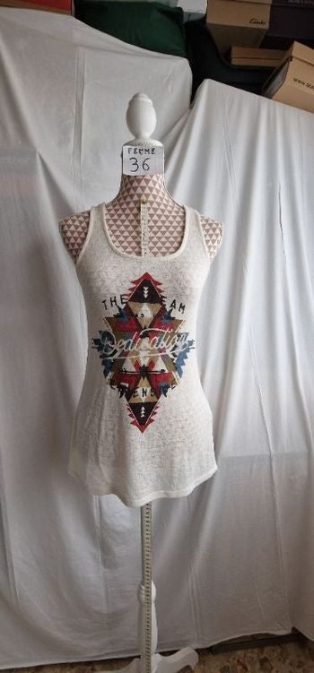 Débardeur, crème  à motif rouge & bleu, en très très bon état, en polyester & viscose, longueur 65cm