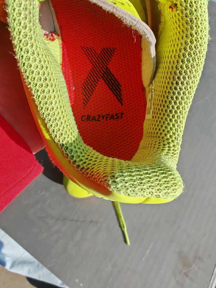 Crampons de foot moulés Adidas 28 - photo numéro 5