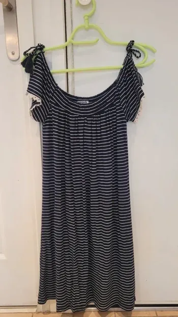 Robe marine rayée dentelle aux manches