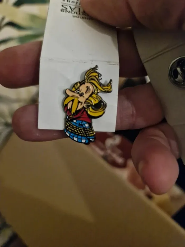 Lot 3 figurines Asterix + 7 pins - photo numéro 7