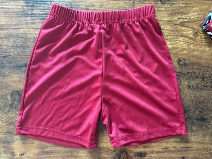 Ensemble short rouge et teeshirt à écritures noires et blanches - photo numéro 3