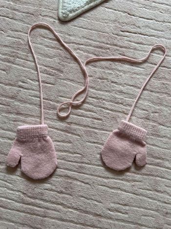 Moufles reliées rose