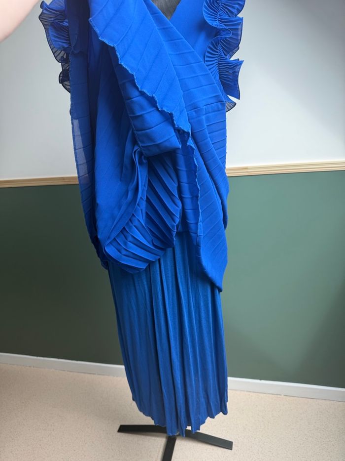 Robe longue plissée bleu rois / décolleté en V croisé Victoria - photo numéro 9
