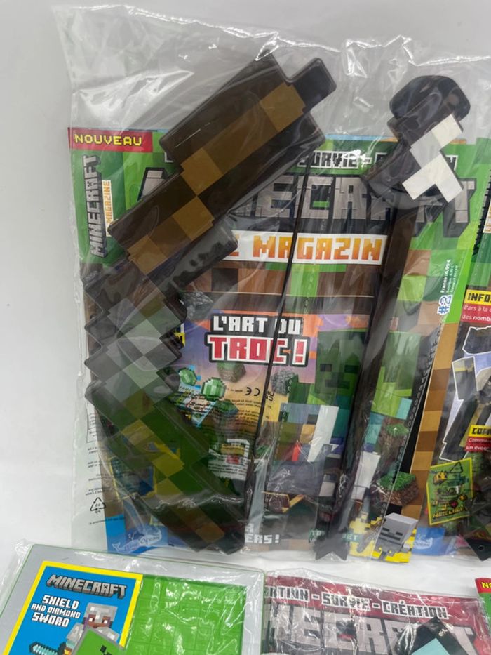 Lot de 4 magazines Livres d'activités Minecraft avec son arc et sa machette et son épée son bouclier - photo numéro 2