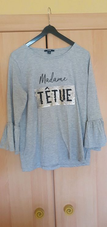 Haut avec sequins.