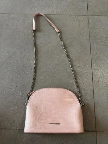 Sac à bandoulière rose Bershka, il y a des tâches, 23x18cm