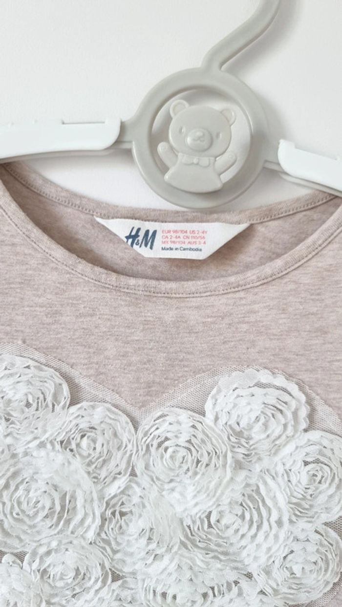 T-shirt coeur H&M taille 2-4ans 98/104 comme neuf - photo numéro 3