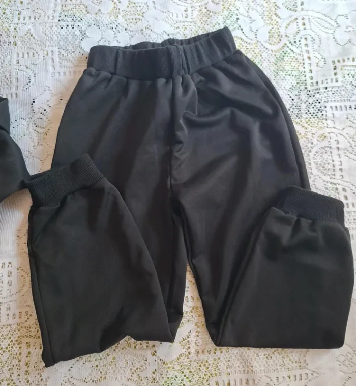Ensemble SHEIN sweat à capuche + pantalon jogger noir garçon 7 ans, en très bon état - photo numéro 2
