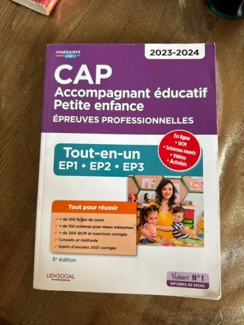Livre CAP, accompagnant éducatif, petit enfance