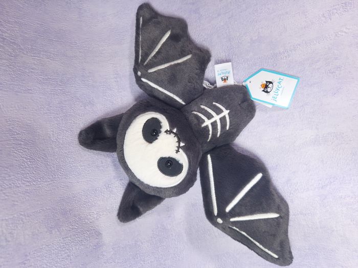 Peluche de collection Jellycat chauve souris retired Skelebat Jim bat halloween collection SKB3J