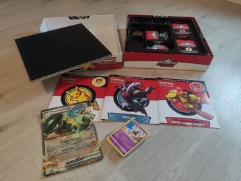 Coffret Pokémon état neuf + 53 cartes supplémentaires
