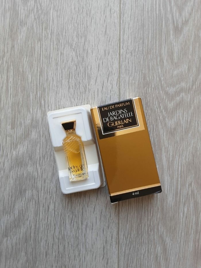 Miniature eau de parfum  4 ml avec sa boîte marque jardin de bagatelle de guerlain
