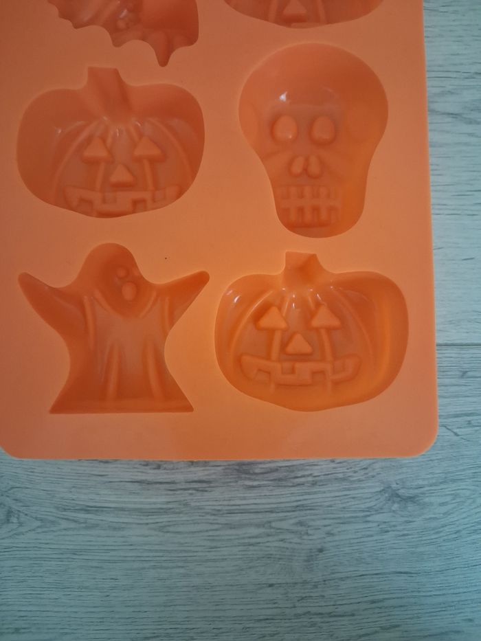 Moule en silicone orange "Halloween" en tres bon etat - photo numéro 7