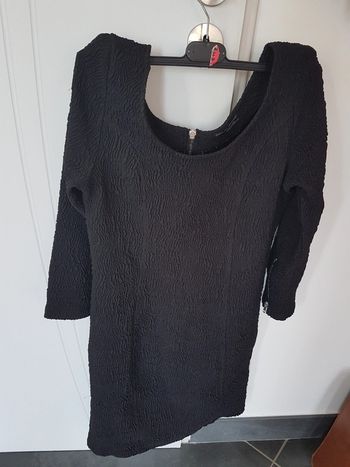 Robe noire gaufrée Zara
