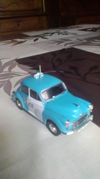 Voiture miniature Morris minor police