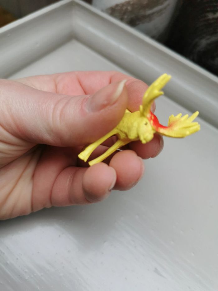 Figurine renne jaune animal miniature - photo numéro 4
