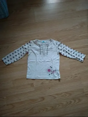 Haut manches longues. Beige a pois. Vertbaudet.
Taille 4 ans