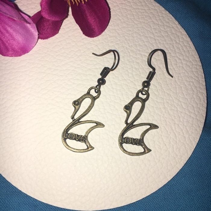 Boucles d’oreilles pendantes fantaisies métal doré vieilli cygne love