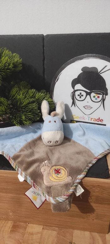 Doudou Ane Paco Plat Bleu Marron Noukie's escargot jaune croix blanc