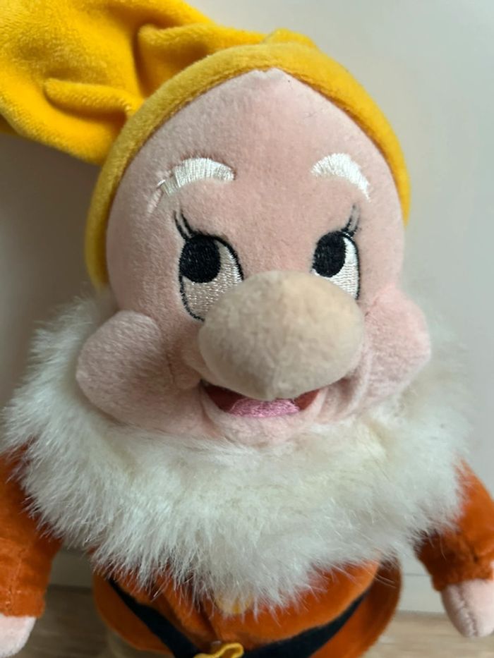 Peluche vintage Disneyland Paris - Joyeux - blanche neige et les 7 nains - photo numéro 2