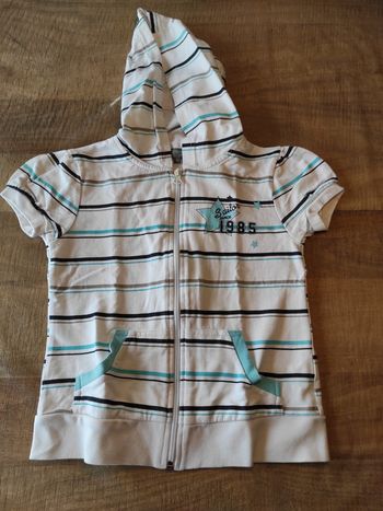 Gilet zippé à capuche manches courtes