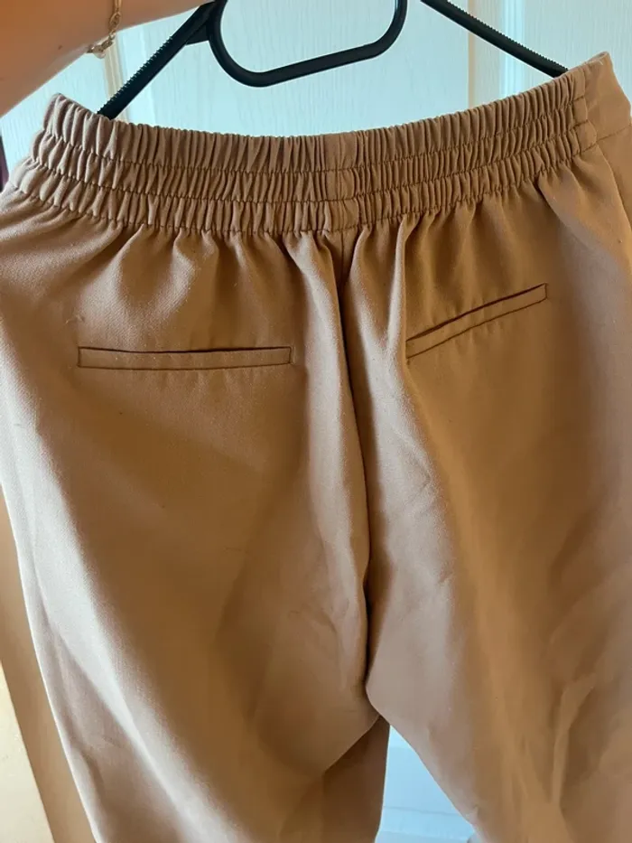 pantalon beige avec bouton dorée zara - photo numéro 4