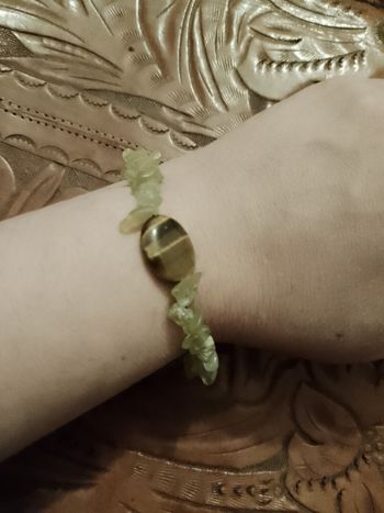 bracelet en jades olives vertes et œil de tigre marron artisanal.