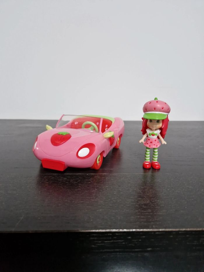 Charlotte aux fraises et sa voiture