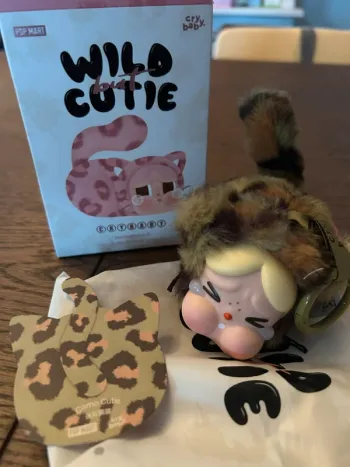 Popmart Crybaby Wild but Cutie Series - Vinyl porte clé camo cutie