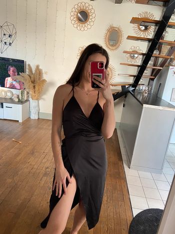 Robe satinée noire