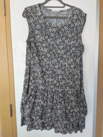 Robe fluide imprimé beige et noir volant
