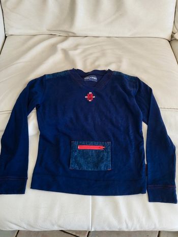 Magnifique pull bleu marine.