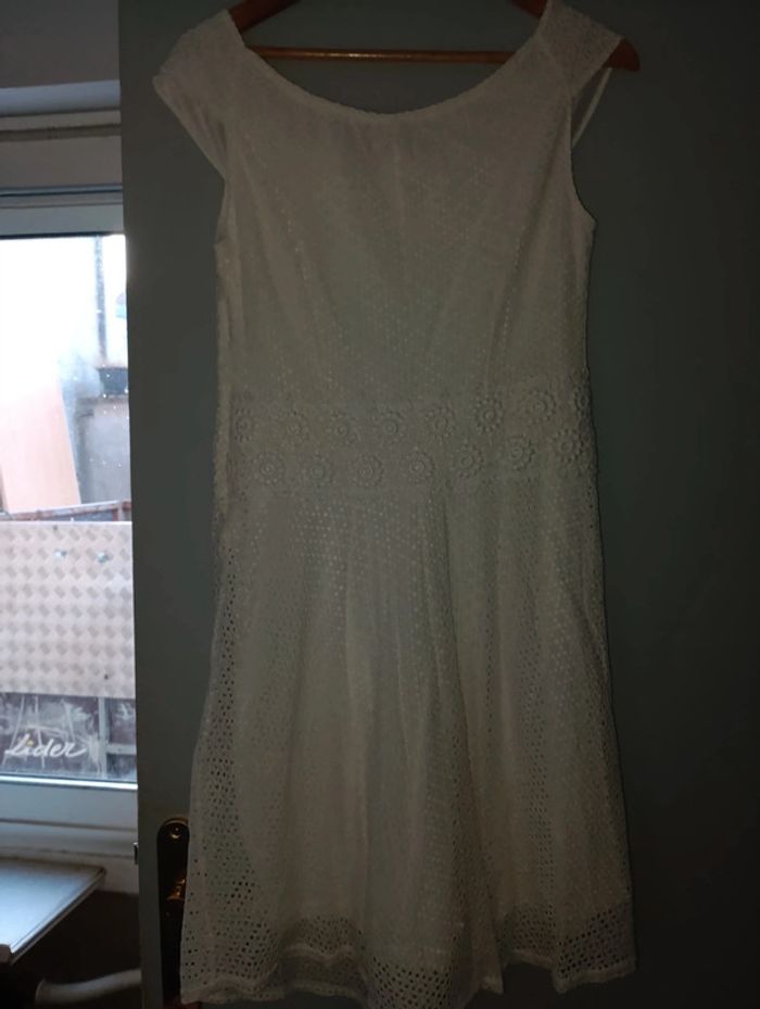 Jolie robe blanche doublée avec broderie marque bréal taille 40 - photo numéro 8