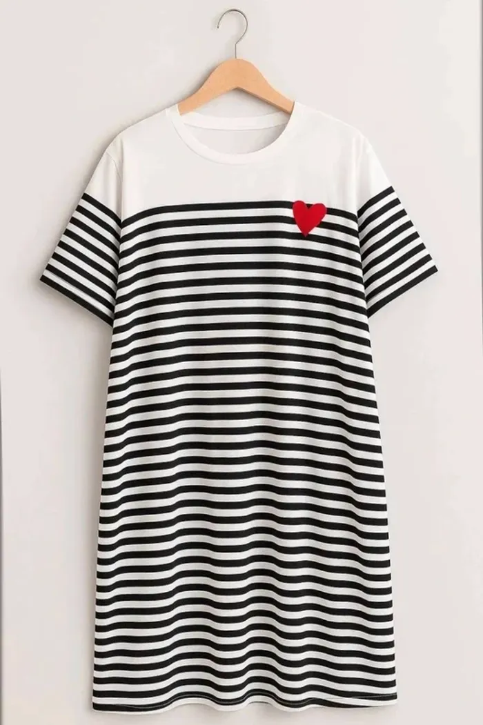 Robe marinière SHEIN Curve 1XL à rayures noires et blanches avec cœur rouge