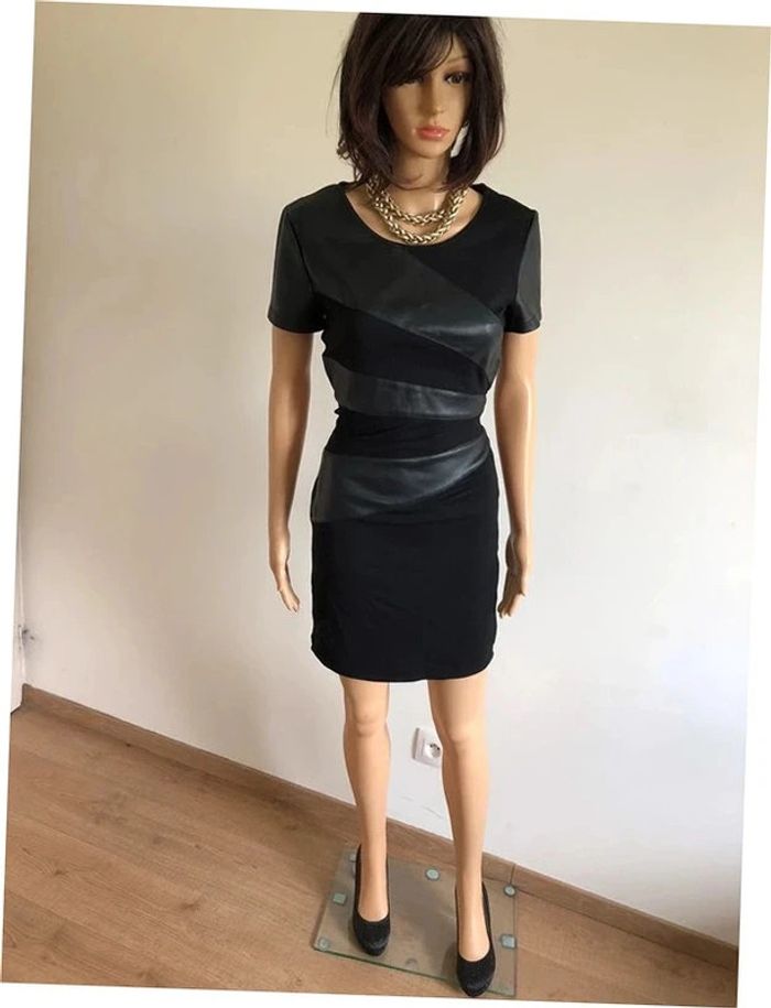 Robe noire à manches courtes avec simili cuir Only taille 38 TBE (taille petit) - photo numéro 3