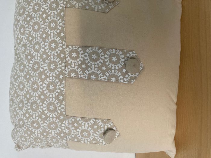 petit coussin beige - photo numéro 2