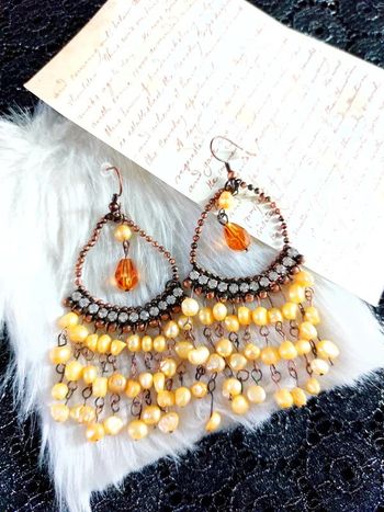 Magnifique paire de boucles d'oreilles pendantes en perles couleur crème nacré