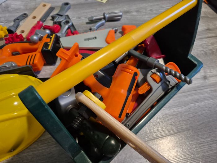 Caisse à outils avec plein d'accessoires - photo numéro 4