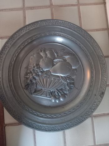 Lot 2 assiettes étain 