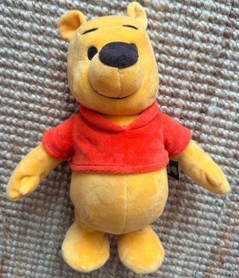 Winnie l’ourson marche et parle 30cm
