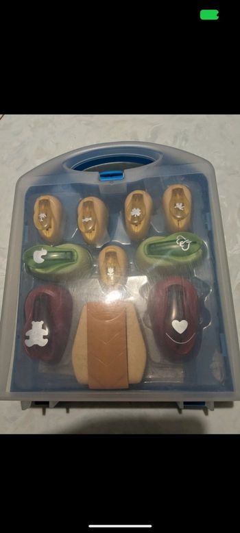 Lot de 10 mini-perforatrices papier différents motifs pour loisirs créatifs.