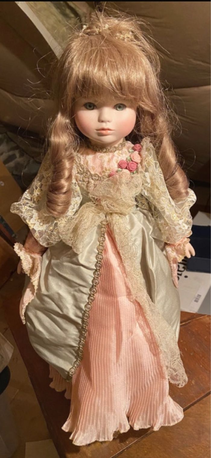 Poupée de collection en porcelaine Iseult de Mundia - photo numéro 2