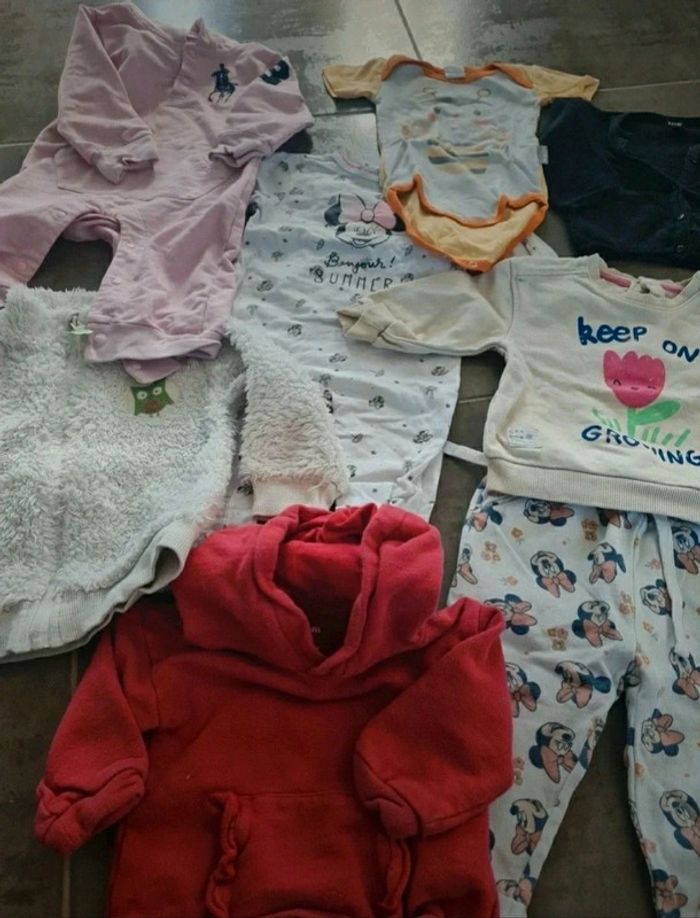 Lot de vêtements fille 9 mois pyjama grenouillère bodie Minie robe veste haut - photo numéro 4