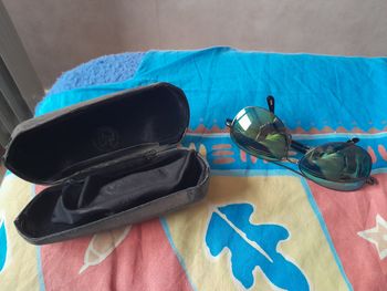 Lunettes de soleil avec étui