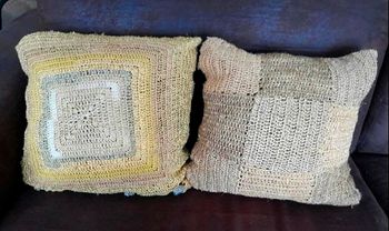 Lot de 2 housses de coussin faites main au crochet dorées